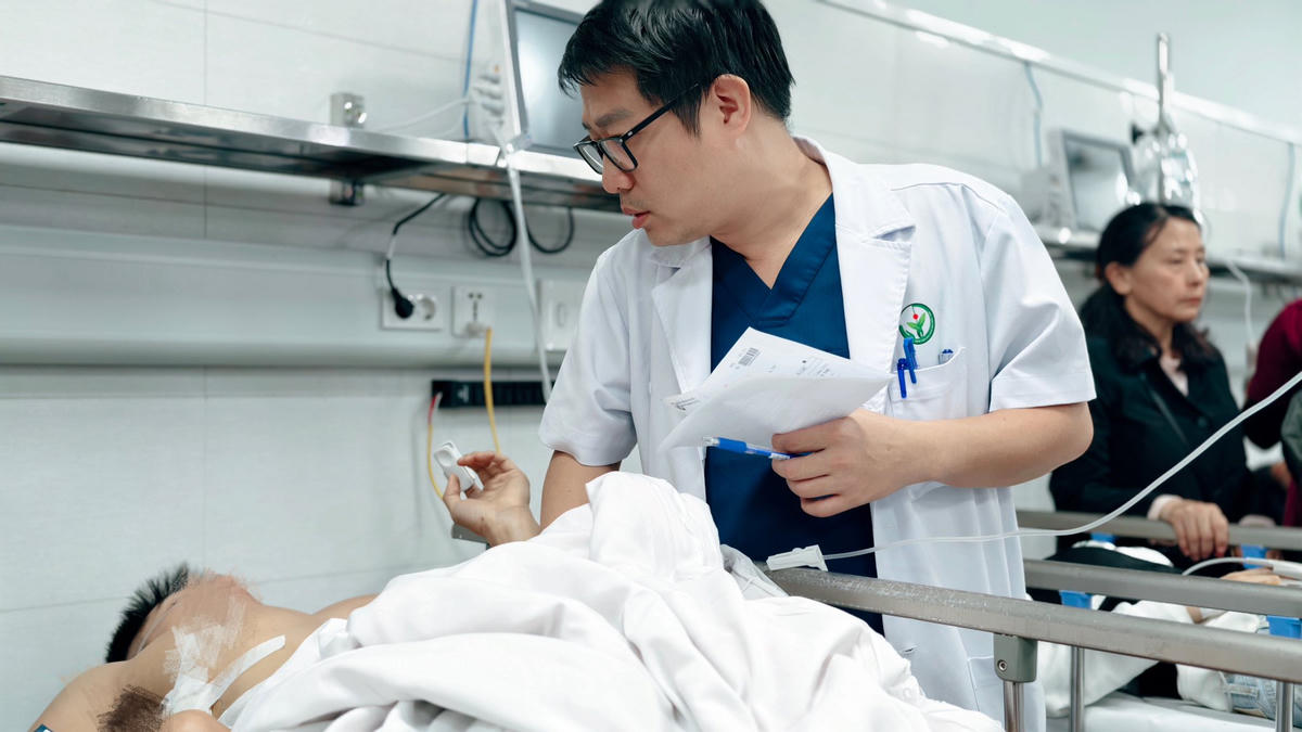 BN L.C.C (29 tuổi, Hà Nội): Chấn thương ngực kín đã dẫn lưu màng phổi, vết thương phức tạp tầng sinh môn. Người bệnh có chỉ định phẫu thuật cấp cứu