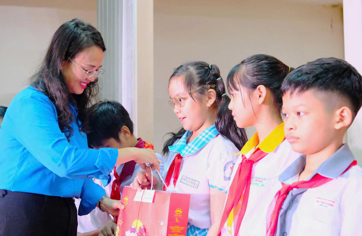 Bà Lê Thị Sương Mai -  Phó Chủ tịch Ủy ban MTTQ Việt Nam thành phố, Chủ tịch Liên đoàn Lao động TP Cần Thơ trao quà cho học sinh là con em công đoàn viên, công nhân viên chức có hoàn cảnh khó khăn.(ảnh: LĐLD Cần Thơ)