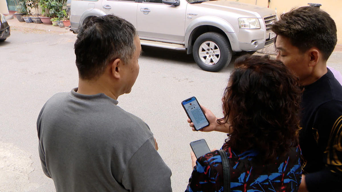 Cán bộ Mặt trận ở cơ sở trên địa bàn TP Hà Nội đi vận động quần chúng nhân dân tham gia các phong trào, Cuộc vận động của Mặt trận. Ảnh: Kim Chi.