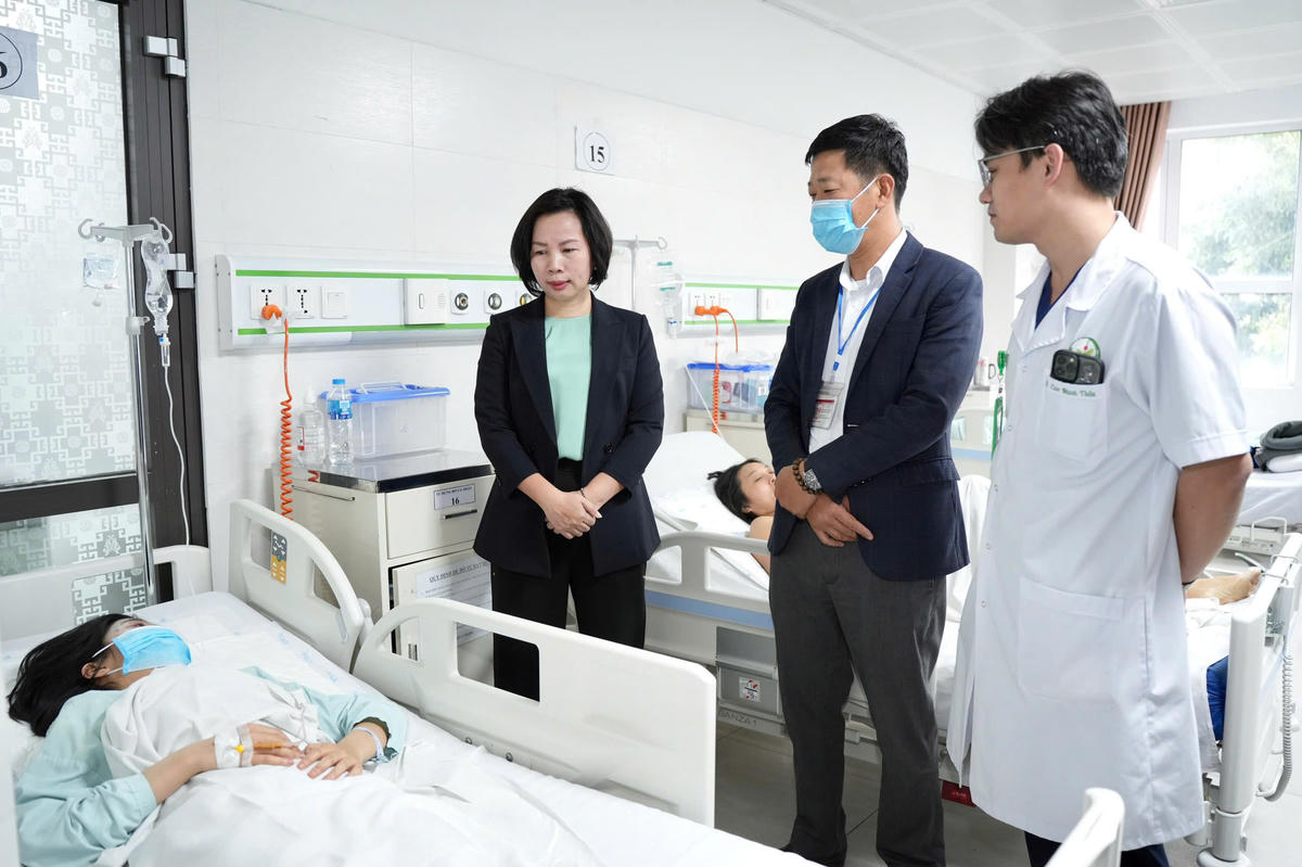 Bà Bùi Huyền Mai, Chủ tịch Ủy ban MTTQ Việt Nam thành phố Hà Nội thăm hỏi, động viên các nạn nhân đang điều trị tại bệnh viện Việt Đức.&nbsp;