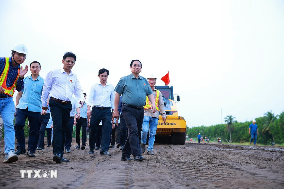 Thủ tướng Phạm Minh Chính kiểm tra tiến độ thi công dự án cao tốc Châu Đốc-Cần Thơ-Sóc Trăng đoạn qua xã Long Hưng, thành phố Cần Thơ. (Ảnh: Dương Giang/TTXVN).