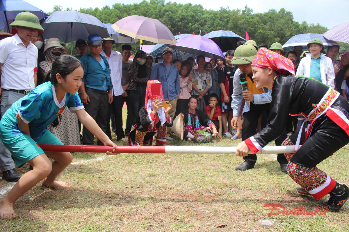 Các trò chơi dân gian như đánh quay, cầu lông gà, bắn nỏ, đẩy gậy...vẫn được người dân địa phương xem là trò chơi chính. Ảnh: Thanh Nga.