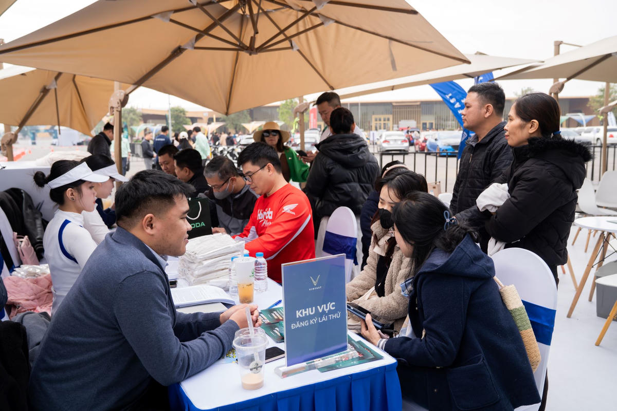 Nhiều khách hàng tại Hà Nội và các khu vực lân cận đã tới đăng ký lái thử, trải nghiệm xe VinFast từ sớm.
