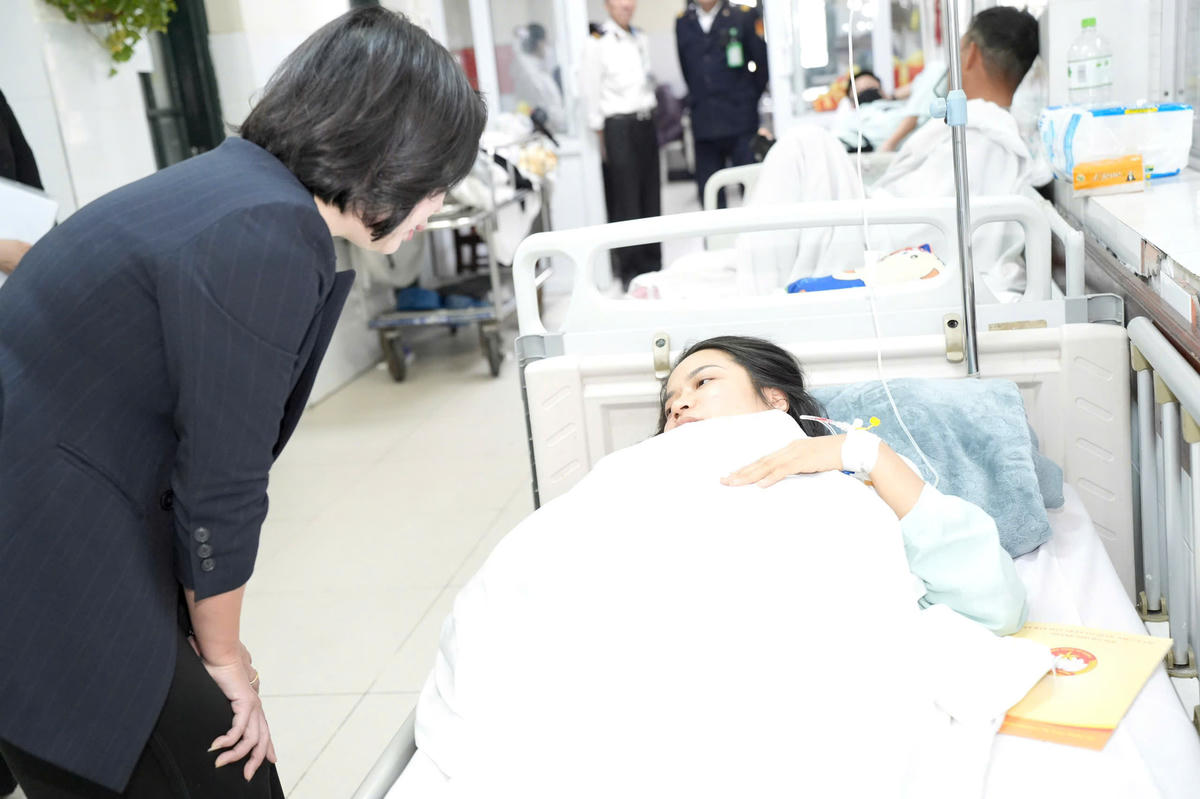 Chủ tịch Mặt trận thành phố Hà Nội động viên một nạn nhân đang được điều trị tích cực tại bệnh viện Việt Đức.&nbsp;