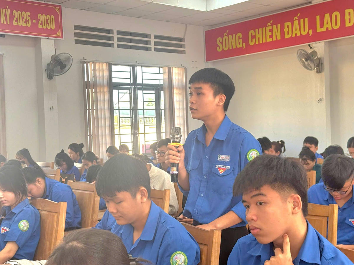 Nhiều bạn trẻ tham gia đặt câu hỏi tại buổi đối thoại. Ảnh: N.N