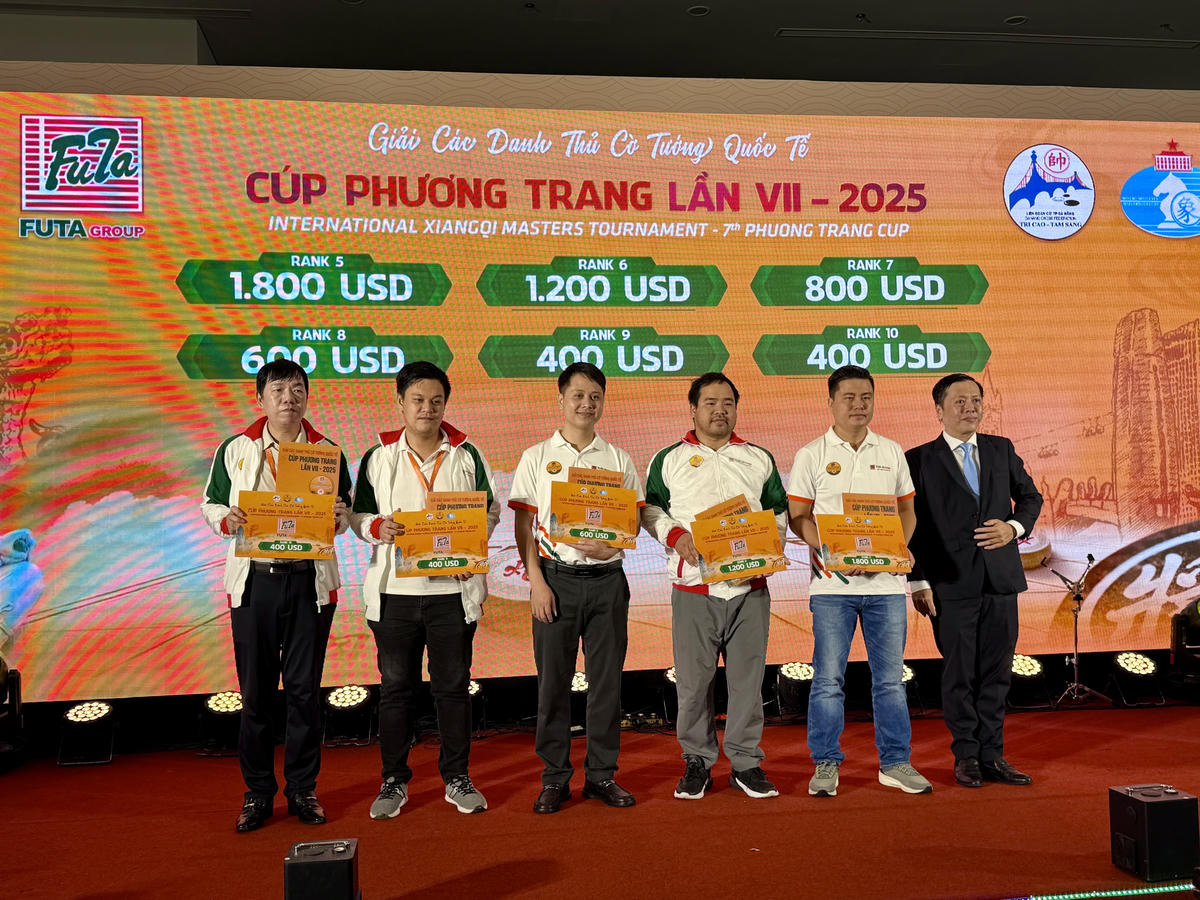 Ông Trần Đăng Quang, Thành viên HĐQT FUTA Group trao giải cho các kỳ thủ. Ảnh: Nguyễn Tú.