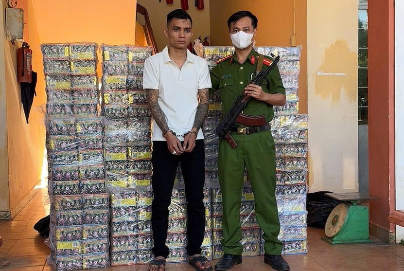 Lực lượng Công an đã mật phục để bắt đối tượng Thành cùng tang vật số pháo lậu. Ảnh: CA Gia Lai.