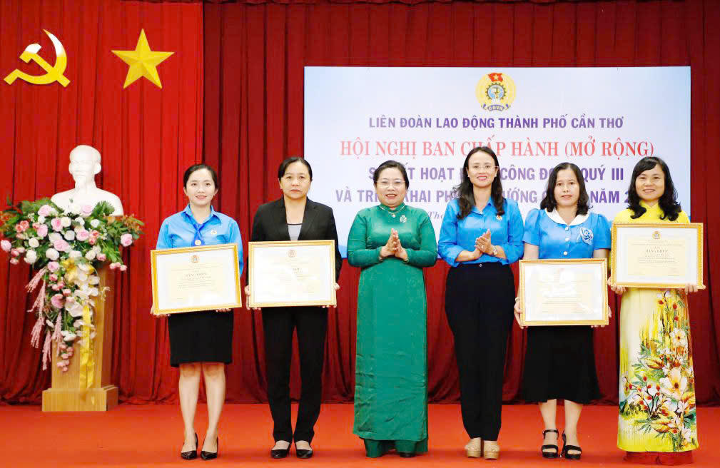 Bà Hồ Thị Cẩm Đào - Phó Bí thư Thành ủy, Chủ tịch Ủy ban MTTQ Việt Nam TP Cần Thơ trao bằng khen cho các cá nhân đạt thành tích cao.&nbsp;(ảnh: LĐLD Cần Thơ)