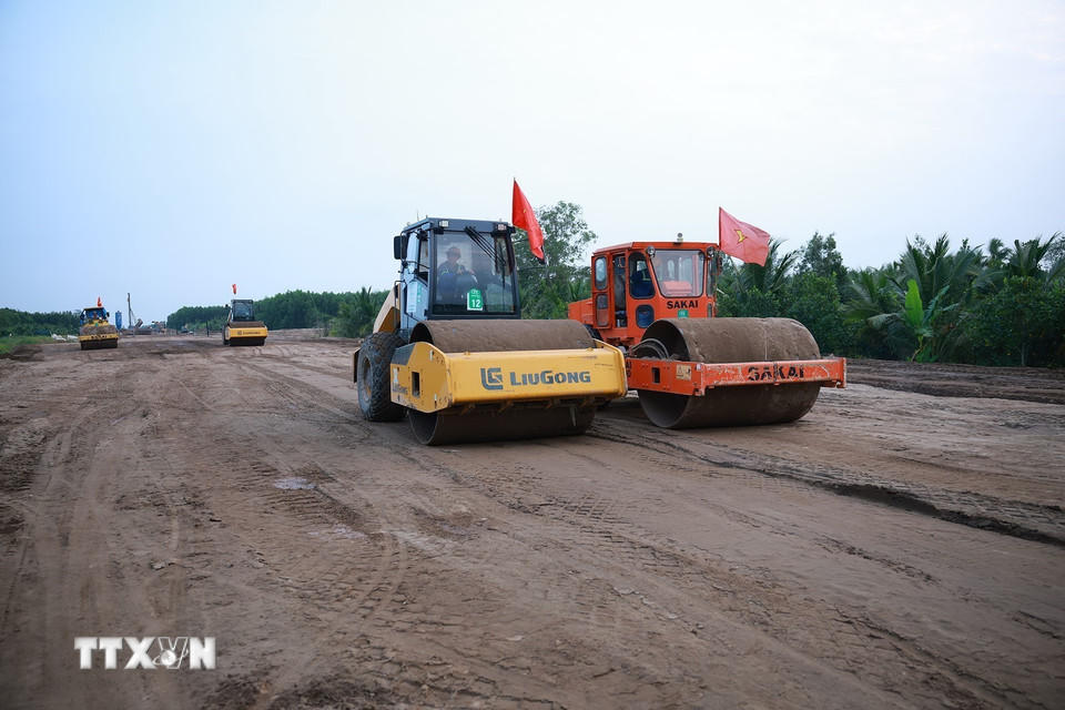 Công trường thi công dự án cao tốc Châu Đốc-Cần Thơ-Sóc Trăng đoạn qua xã Long Hưng, thành phố Cần Thơ. (Ảnh: Dương Giang/TTXVN).