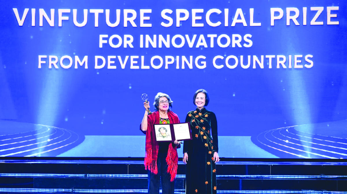 GS María Esperanza Martínez-Romero (bên trái).