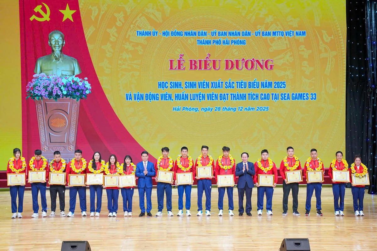 Lãnh đạo thành phố biểu dương vận động viên đạt thành tích cao tại SEA Games 33. Ảnh: ĐT.&nbsp;