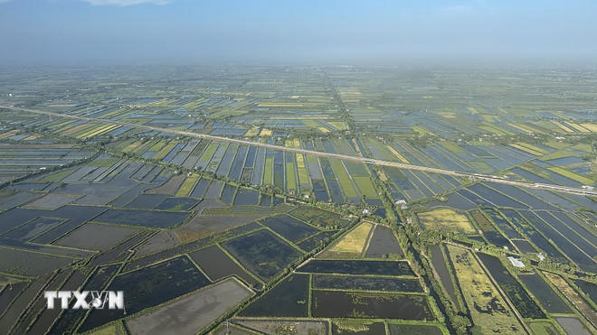 Tuyến đường bộ cao tốc Cà Mau-Đất Mũi. (Ảnh: Dương Giang/TTXVN).