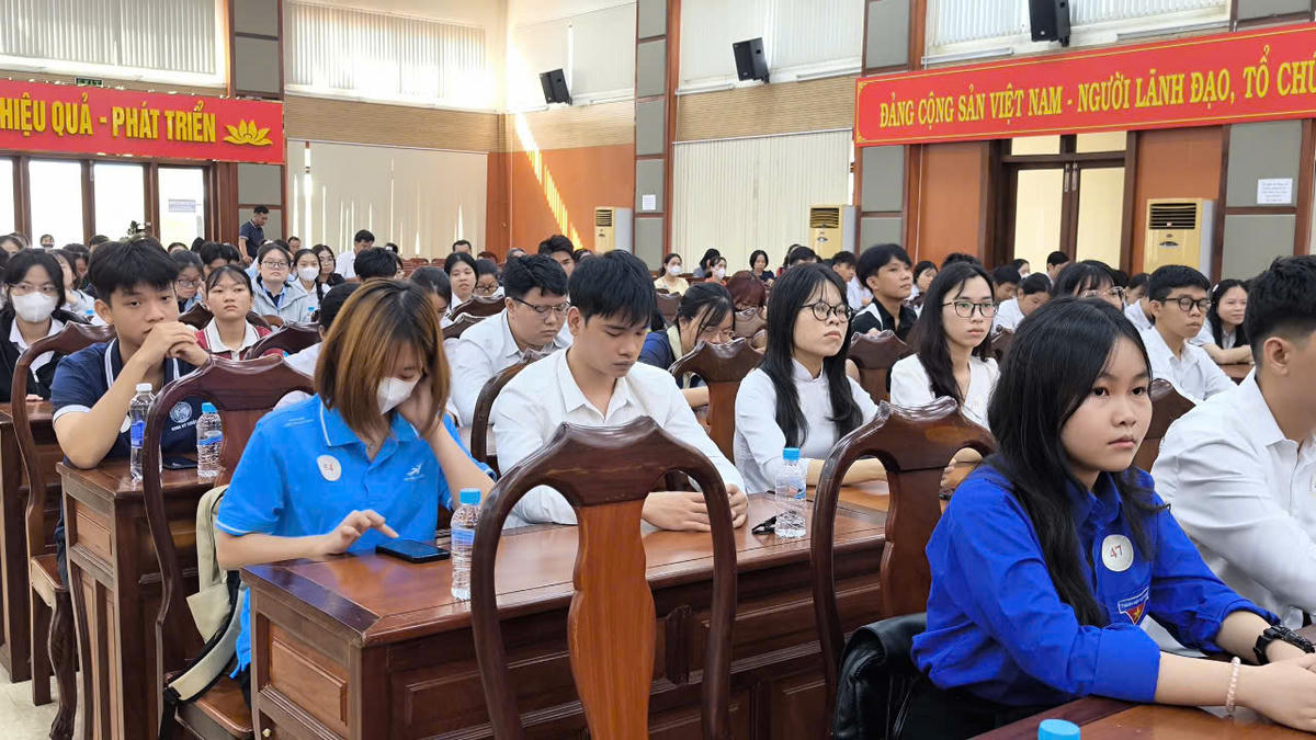 Học sinh, sinh viên tham dự chương trình trao học bổng. Ảnh: H.T