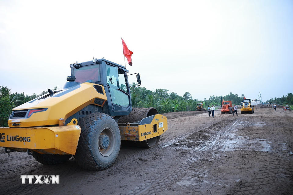 Công trường thi công dự án cao tốc Châu Đốc-Cần Thơ-Sóc Trăng đoạn qua xã Long Hưng, thành phố Cần Thơ. (Ảnh: Dương Giang/TTXVN).