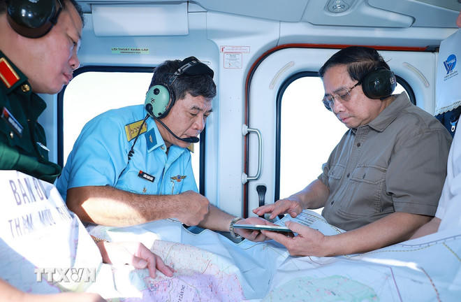 Thủ tướng Phạm Minh Chính thị sát, kiểm tra tuyến đường bộ cao tốc Cà Mau-Đất Mũi, tuyến giao thông ra đảo Hòn Khoai và Cảng tổng hợp lưỡng dụng Hòn Khoai từ trực thăng. (Ảnh: Dương Giang/TTXVN).