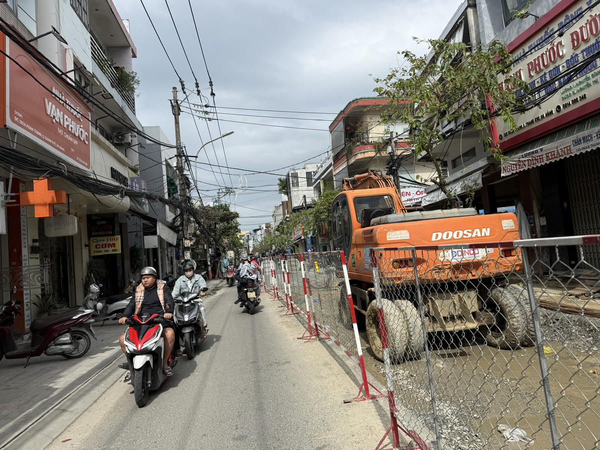 Thi công cống thoát nước khu vực kiệt 122 Phan Thanh. Ảnh: Nguyễn Tú.