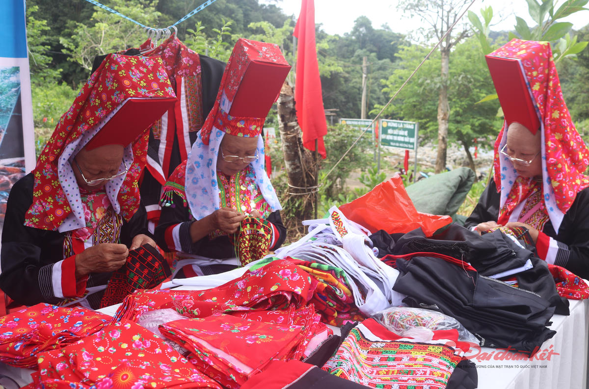 ...Đến sắc đỏ rực rỡ trong trang phục truyền thống của phụ nữ người Dao Thanh Phán. Ảnh: Nguyễn Quý.