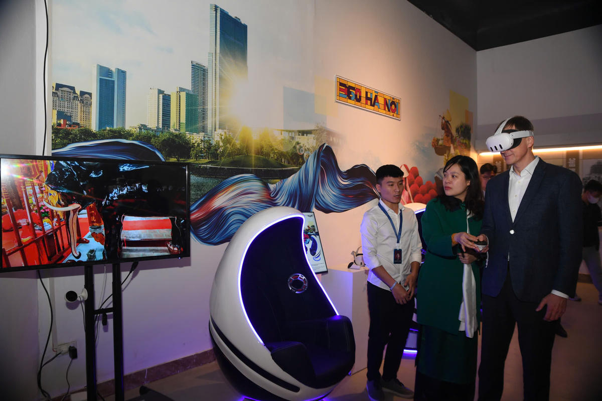 Du khách quốc tế khám phá di sản Thủ đô bằng công nghệ. Ảnh: P. Sỹ.