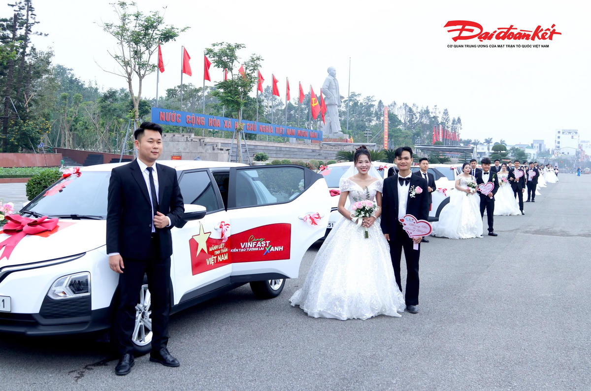 Trước lúc vào Lễ cưới, 11 cặp đôi đã đến dâng hương, dâng hoa tại Quảng trường Hồ Chí Minh. Ảnh: ĐB