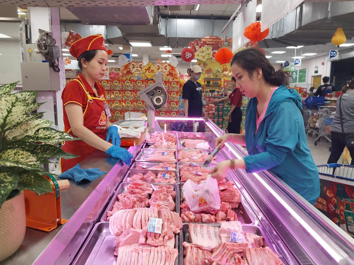 Dồi dào thị trường hàng hóa Tết. Ảnh: S.X.