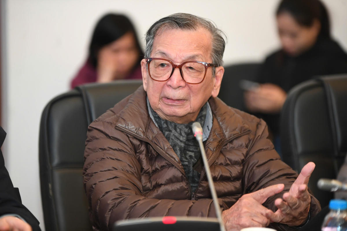 Là người có nhiều năm gắn nó, GS Trần Lâm Biền không giấu được sự xúc động khi nói về nhà dân tộc học Nguyễn Từ Chi. Ông gọi Nguyễn Từ Chi là một nhà văn hoá lớn, lớn ở tầm vóc tư tưởng nhưng luôn ẩn mình sau dáng vẻ dung dị, thậm chí có phần xuề xòa trong trang phục và khung hình ngày thường. Ảnh: Phạm Sỹ.