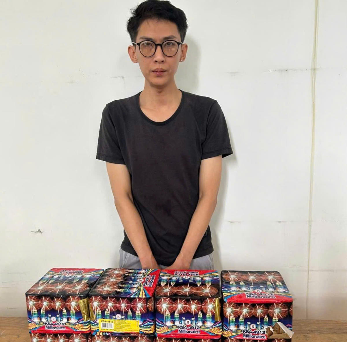 Đối tượng Lâm Minh Phương và tang vật pháo nổ tại cơ quan công an. Ảnh: CACC.