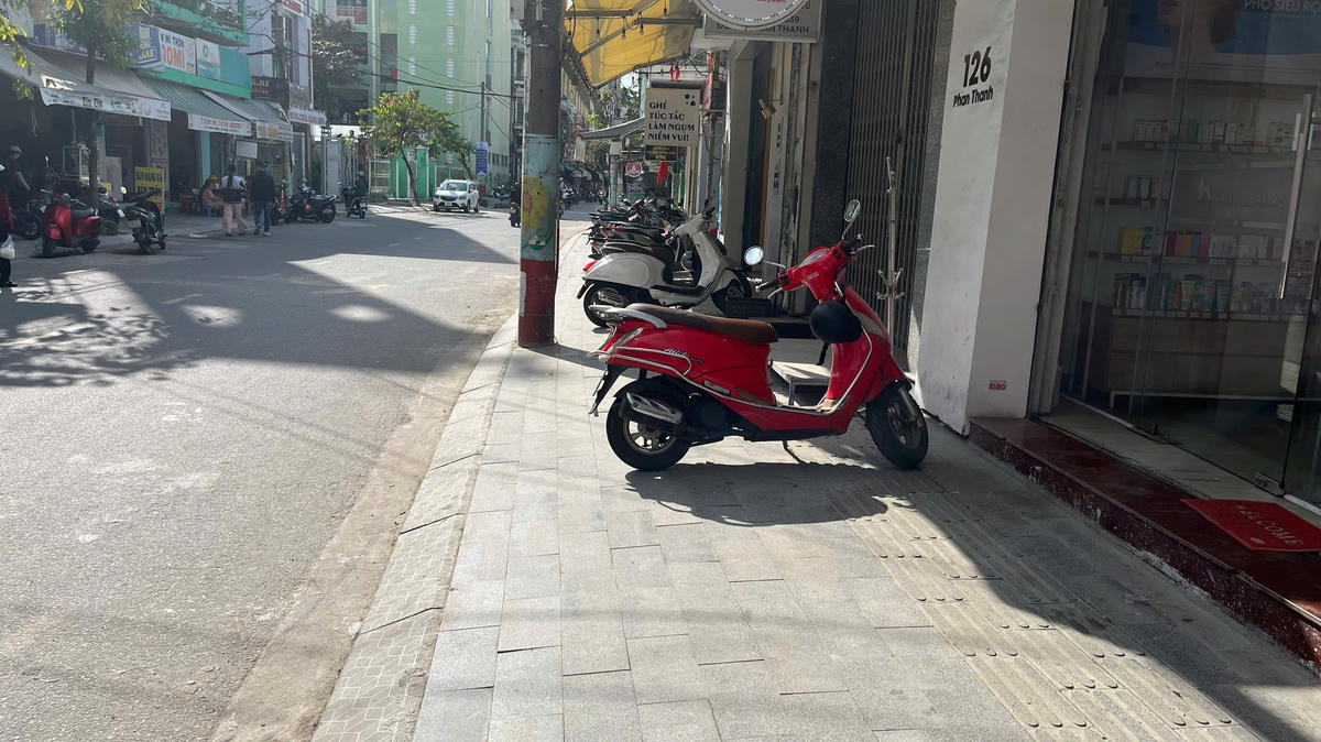 Vỉa hè đường Phan Thanh hoàn thiện. Ảnh: Nguyễn Tú.