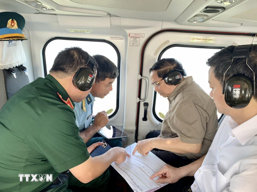 Thủ tướng Phạm Minh Chính thị sát, kiểm tra tuyến đường bộ cao tốc Cà Mau – Đất Mũi, tuyến giao thông ra đảo Hòn Khoai và Cảng tổng hợp lưỡng dụng Hòn Khoai từ trực thăng. (Ảnh: Dương Giang/TTXVN).