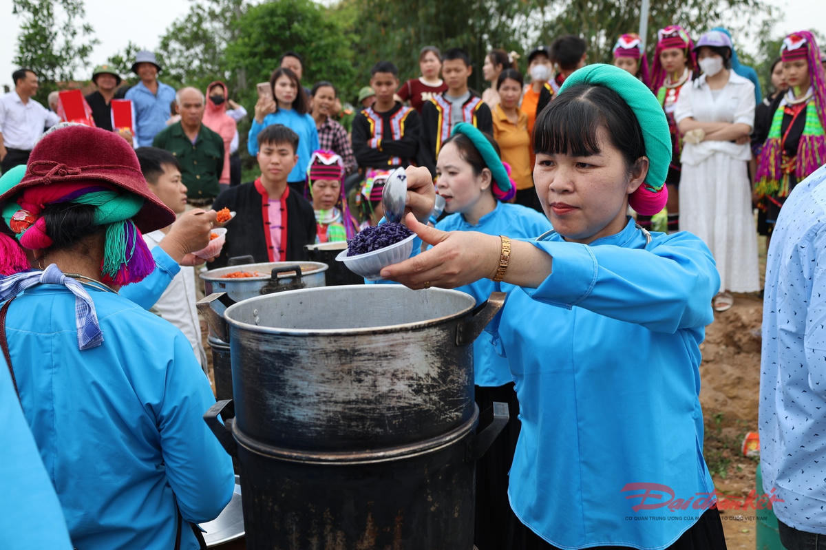 Cùng màu áo của nhiều dân tộc khác như Sán Dìu, Dao Thanh Y, Tày...cùng hoà trộn. Ảnh: Thanh Nga.