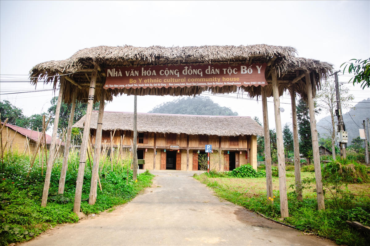 Nhà văn hóa cộng đồng dân tộc Bố y thôn Nậm Lương, xã Quản Bạ - điểm đến hấp dẫn đối với khách du lịch khi đến vùng Cao nguyên đá. Ảnh: TL