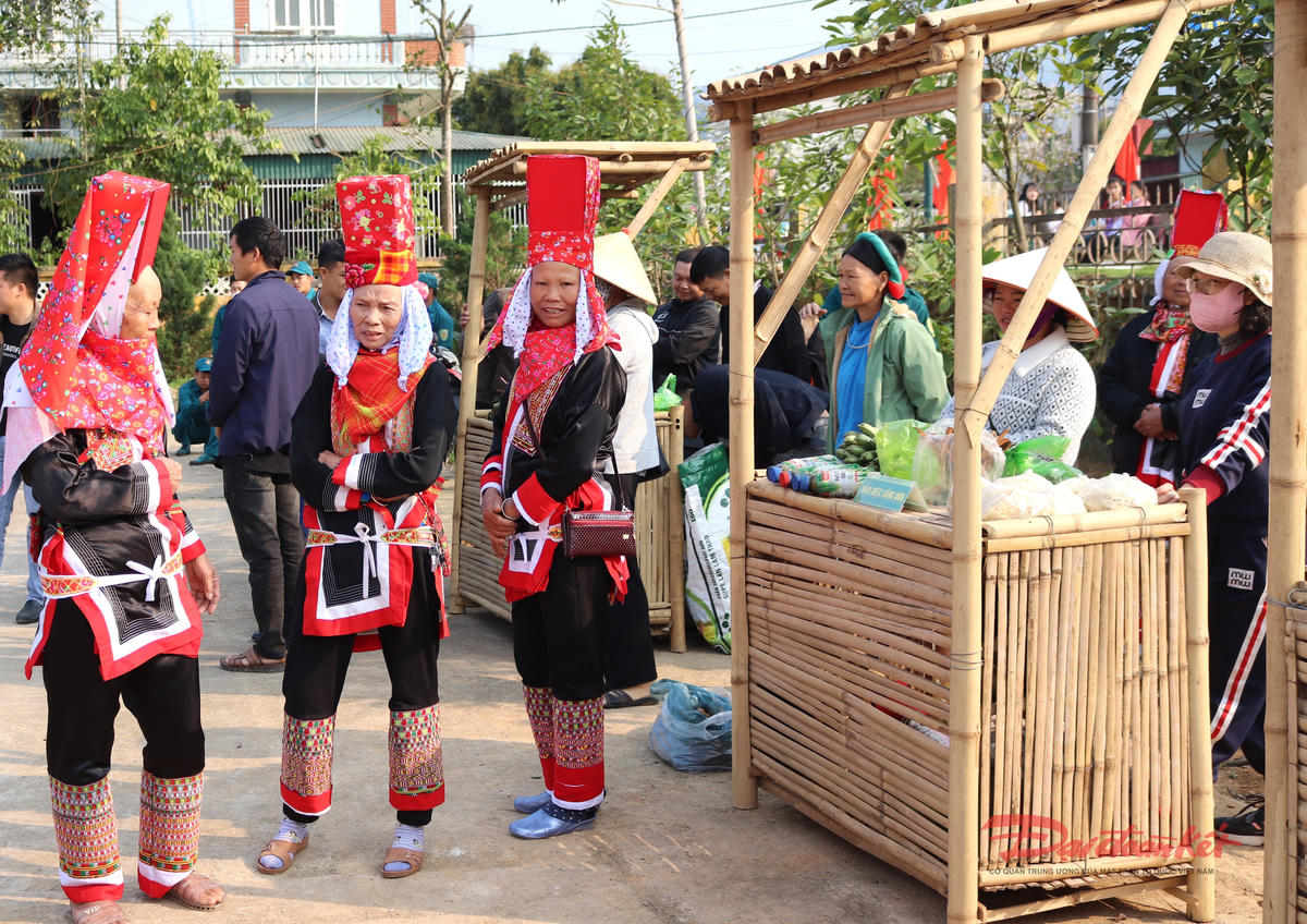 Qua các phiên chợ, lễ hội do xã Quảng Tân tổ chức, đã lan tỏa tinh thần đoàn kết, niềm tự hào bản sắc văn hóa dân tộc và không khí vui tươi, phấn khởi. Ảnh: Nguyễn Quý.