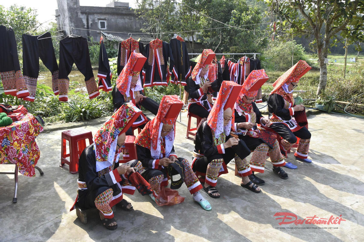 Xã Quảng Tân đã chủ động triển khai nhiều giải pháp nhằm bảo tồn, phát huy giá trị văn hóa truyền thống, như CLB thêu trang phục truyền thống của người Dao Thanh Phán. Ảnh: Nguyễn Quý.