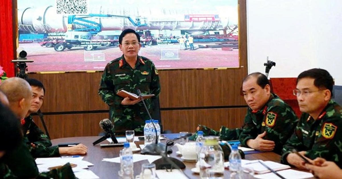 Đại tá Dương Ngọc Tuyến, Phó Cục trưởng Cục Xăng dầu cung cấp thông tin về sự cố tràn dầu tại xã Vạn Tường. Ảnh: CV.