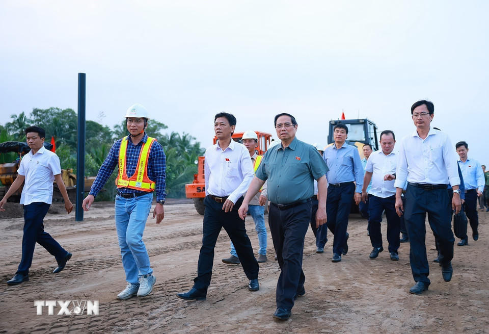 Thủ tướng Phạm Minh Chính kiểm tra tiến độ thi công dự án cao tốc Châu Đốc-Cần Thơ-Sóc Trăng đoạn qua xã Long Hưng, thành phố Cần Thơ. (Ảnh: Dương Giang/TTXVN).