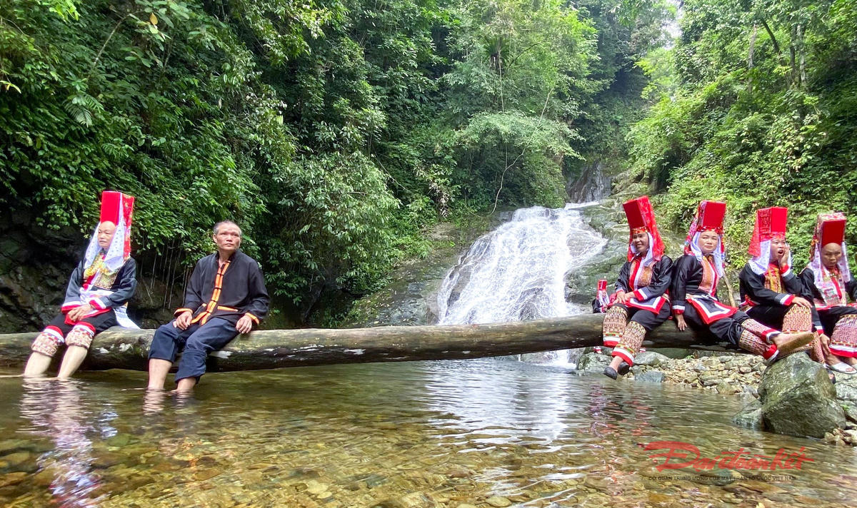 Các hình thức hát giao duyên, hát đối, hát soóng cọ, hát sán cố…vẫn được giữ gìn. Ảnh: Thanh Nga.