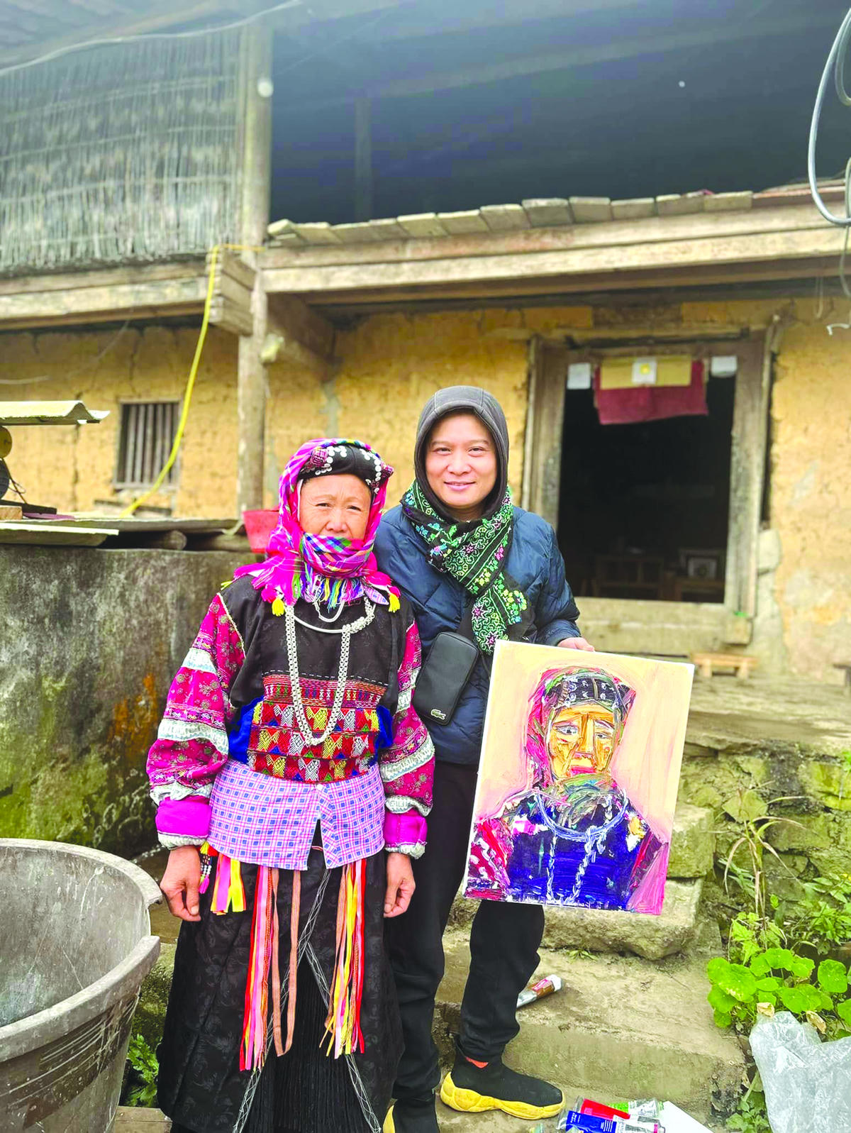 Họa sĩ Đoàn Đức Hùng trong một lần đi trực họa tại Đồng Văn, Tuyên Quang.