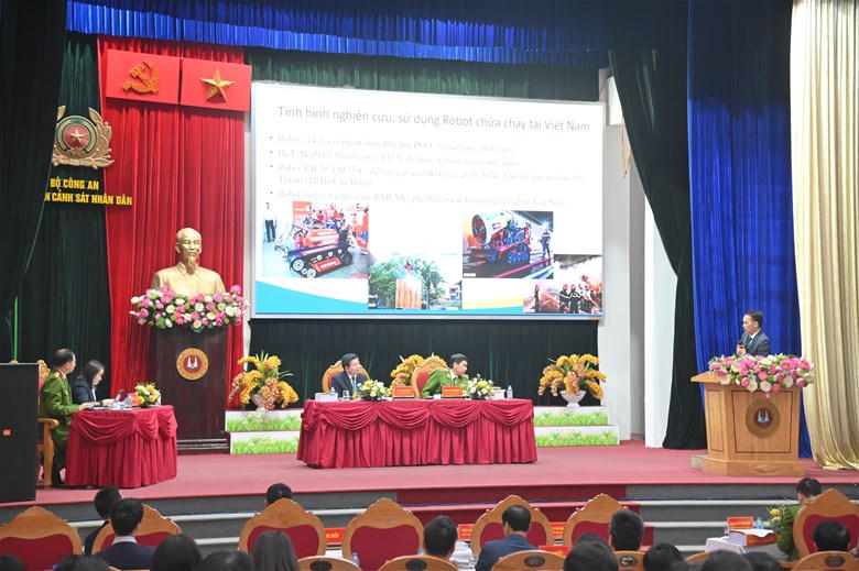 Đại biểu trình bày tham luận tại hội thảo.