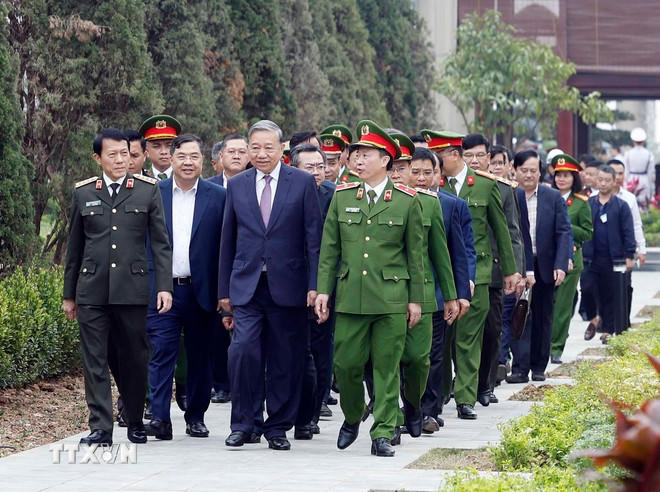 Tổng Bí thư Tô Lâm đến thăm, làm việc tại Trung tâm Dữ liệu quốc gia số 1. (Ảnh: Thống Nhất/TTXVN)