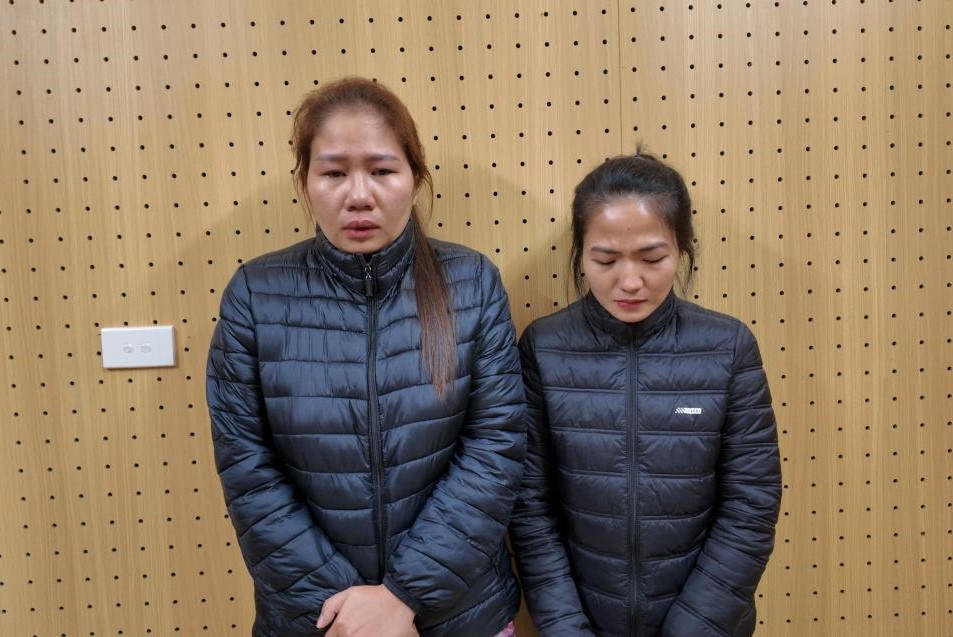 Lương Trần Thùy Trang (bên trái) và Bùi Thị Búp là 2 đối tượng chủ chốt, nhập thuốc lá giả từ Campuchia về. Ảnh: CAHT.