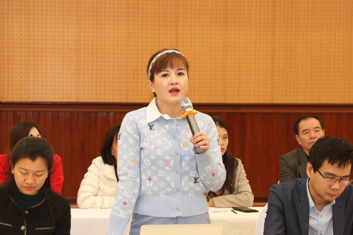 Bà Hoàng Thu Hồng, Trưởng ban Tuyên giáo và Công tác xã hội Ủy ban MTTQ Việt Nam TP Hà Nội phát biểu tại Tọa đàm.