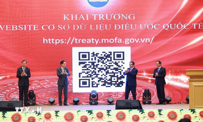 Thủ tướng Phạm Minh Chính và lãnh đạo Bộ Ngoại giao khai trương Cơ sở dữ liệu về Điều ước quốc tế. (Ảnh: Dương Giang/TTXVN)