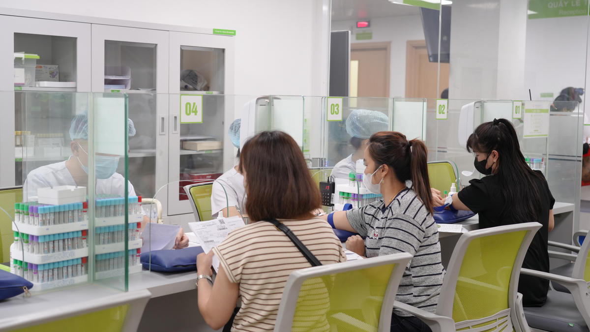 Bệnh nhân khám và lấy máu xét nghiệm.