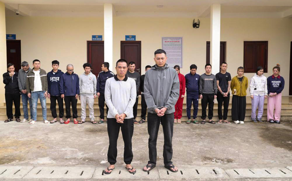 Hai đối tượng cầm đầu cùng các đồng phạm. Ảnh: CAHT