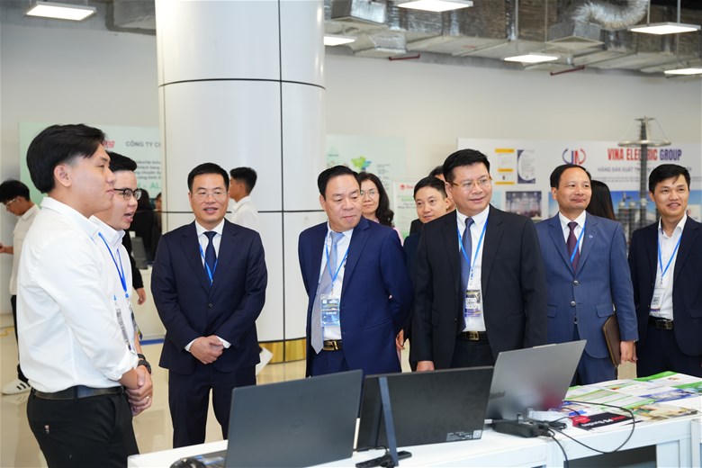 NGƯT.PGS.TS. Vũ Đình Ngọ - Bí thư Đảng ủy, Chủ tịch Hội đồng trường; PGS.TS. Đinh Văn Châu - Phó Bí thư Đảng ủy, Hiệu trưởng Nhà trường; PGS.TS. Nguyễn Lê Cường - Phó Hiệu trưởng Nhà trường tham quan các gian hàng tại triển lãm.