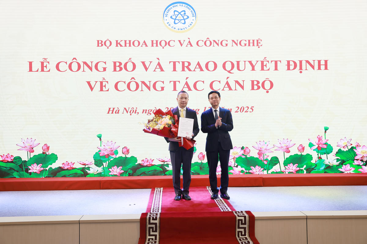 Bộ trưởng Bộ Khoa học và Công nghệ Nguyễn Mạnh Hùng trao quyết định bổ nhiệm ông Lê Quốc Anh giữ chức vụ Thành viên Hội đồng Thành viên Tổng công ty Bưu điện Việt Nam 