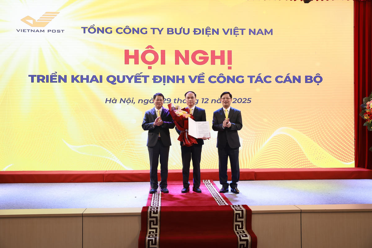 Ông Nguyễn Trường Giang, Chủ tịch HĐTV và ông Chu Quang Hào, Tổng Giám đốc Tổng công ty Bưu điện Việt Nam trao quyết định bổ nhiệm ông Nguyễn Quang Hải giữ chức vụ Phó Tổng Giám đốc Tổng công ty.