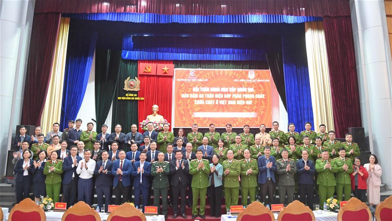 Đại biểu trình bày tham luận tại hội thảo.