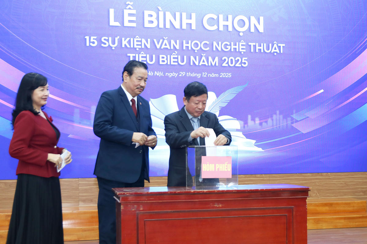 Các đại biểu tiến hành bỏ phiếu bình chọn 15 sự kiện Văn học nghệ thuật tiêu biểu năm 2025.