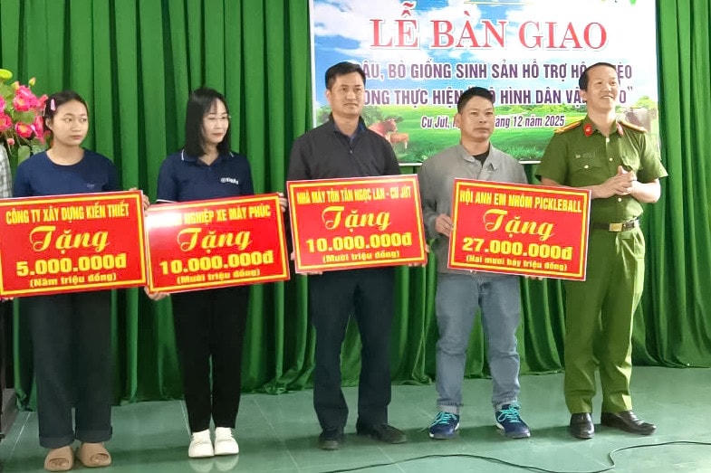 Các tổ chức, cá nhân hỗ trợ kinh phí thực hiện “Mô hình dân vận khéo”, trao tặng bò giống sinh sản cho hộ gia đình có hoàn cảnh khó khăn. (ảnh X.H)