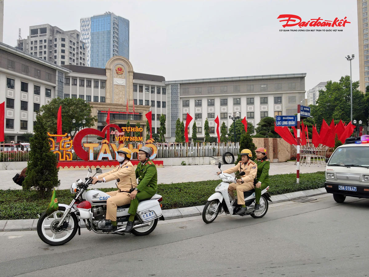 Lực lượng chức năng tổ chức tuần tra kiểm soát trên các tuyến trên địa bàn phường Tây Hồ trước ngày bắn pháo hoa dịp Tết Dương lịch.